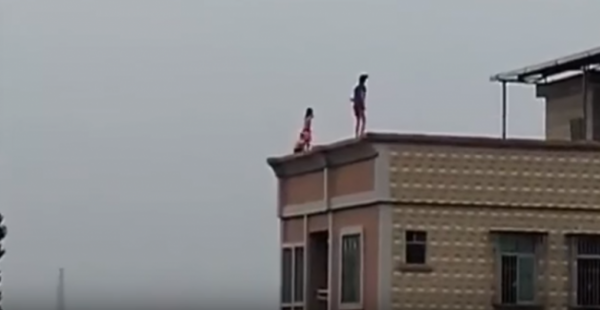 بالفيديو.. لقطات مرعبة لأطفال يلعبون في بسطح عمارة