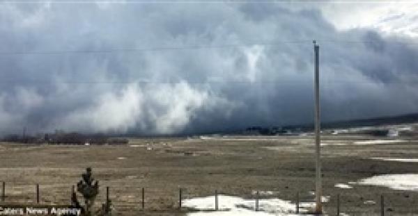 لقطات نادرة لسحابة تسونامي ترتطم بالأرض (فيديو)