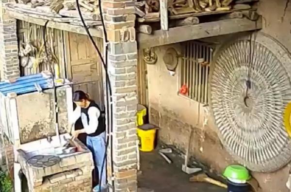 سقف ينهار على سيدة أثناء غسيل الأطباق(فيديو)