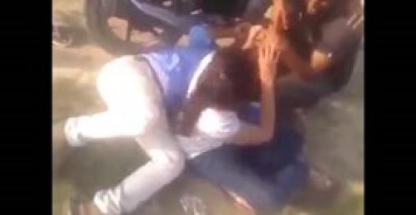 بالفيديو.. شاهد ماذا فعل شاب مع حبيبته بعد ضبطها تخونه مع آخر