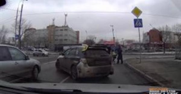 بالفيديو.. شاهد ماذا فعل شاب مع امرأة تعجز عن عبور الطريق بطفلها