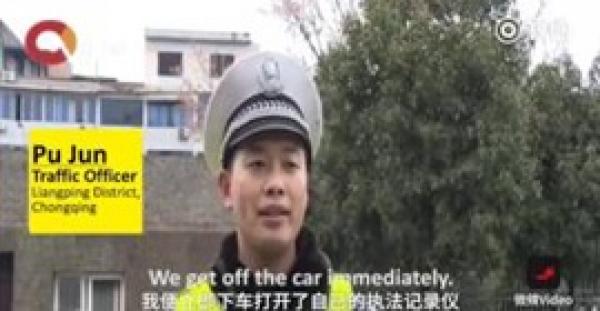 بالفيديو.. سيدة تحاول الخروج من مزاج سيئ برمي النقود في الشارع