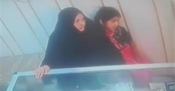بالفيديو.. امرأة تسرق محل ذهب بمساعدة طفلتها