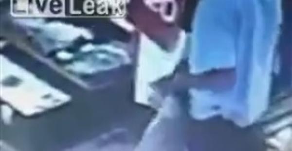 بائع يسقط لصا بضربة قاضية بعد ضبطه متلبسا (فيديو)