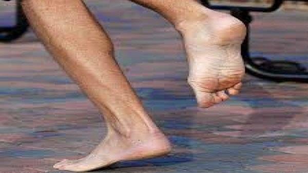 حكم دخول الرجل الحمام حافي القدمين