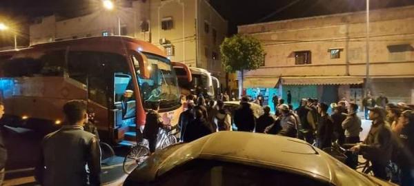 في واقعة غريبة: سيدة تجبر حافلة لنقل المسافرين على التوقف بعد مطاردة طويلة وتدخل الأمن يكشف مفاجأة غير متوقعة (صور)