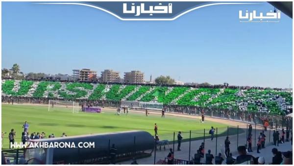 جماهير الرجاء تبدع بتيفو رائع أمام السوالم