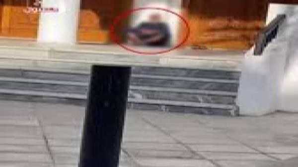 لحظة القبض على متسول  أمام مسجد بالسعودية بحوزته 30 ألف دولار(فيديو)