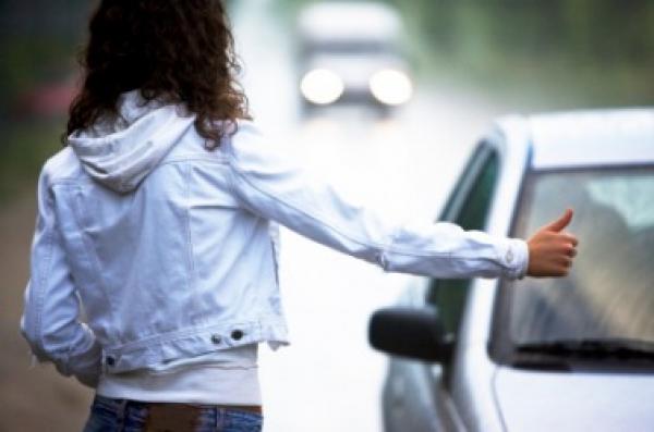 بعد مطارة هوليودية..الدرك الملكي بأكادير يوقع بعصابة تستخدم فتاتين كطعم "شهي" لسلب مستعملي الطريق ما بحوزتهم