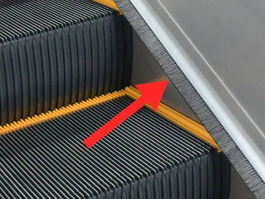 ليست للتنظيف كما يعتقد كثيرون.. السر الحقيقي للفُرش الصغيرة على حواف السلالم الكهربائية