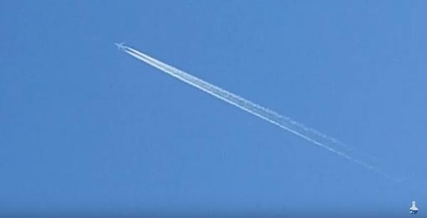 لماذا تترك الطائرات خطوطاً بيضاء في السماء