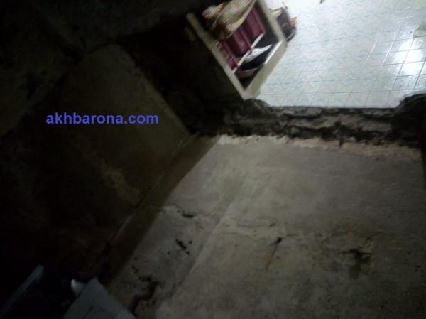 بالفيديو والصور:انهيار سقف منزل وإصابة طفل صغير ووالديه