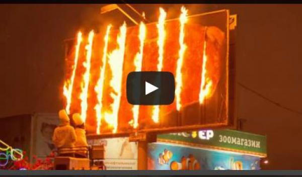 بالفيديو: يعلن عن مطعمه بإشعال نار في الشارع