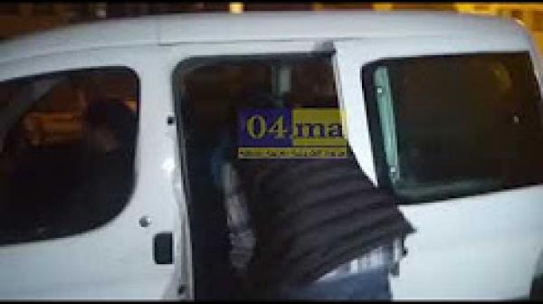 لحظة القبض على الملقب ب "سيطي"  الذي أصاب شرطي في عنقه بسباتة