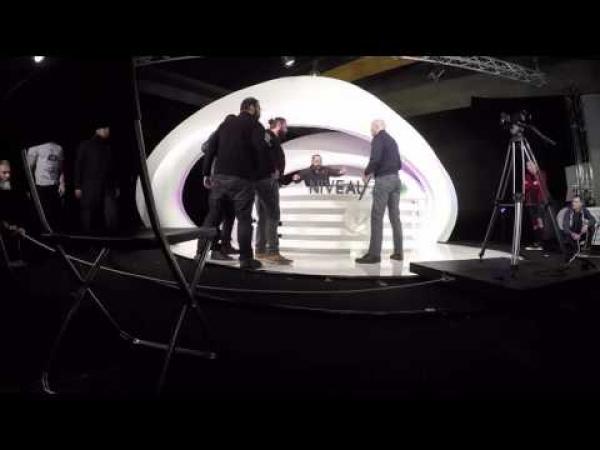 سياسي فرنسي يركل مواطنه على الهواء بعد أن شتم المسلمين الفرنسيين