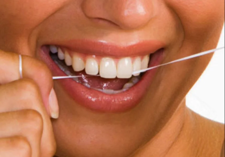 بالفيديو.. الطريقة الصحيحة لتنظيف الأسنان بالخيط الطبي