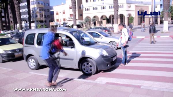 فيديو طريف: شاب رجع مول الطومبيل من فوق ممر الراجلين .. رجع راه ولينا كنخلصو 25 درهم