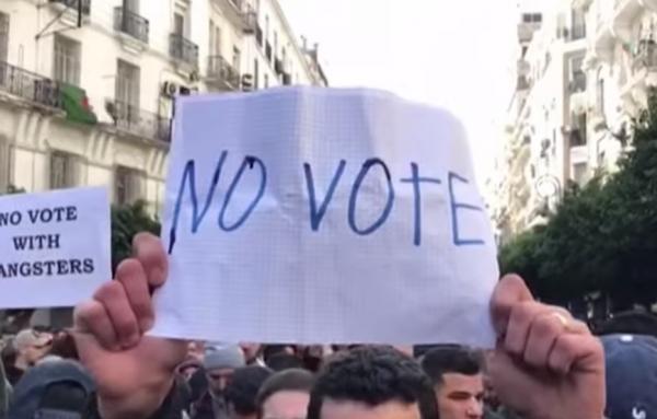 آلاف المتظاهرين وسط العاصمة الجزائرية ضد الانتخابات الرئاسية