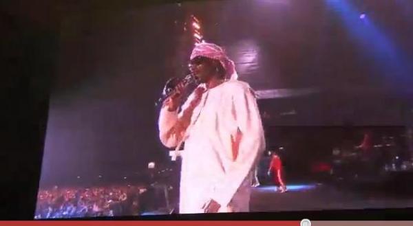 المبدع الأميركي سنوب دوغ يغني الراب بالزي الخليجي