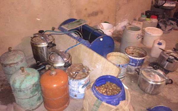 اعتقال ثلاثينيين بسبب ترويج كمية ضخمة من مسكر "ماء الحياة"