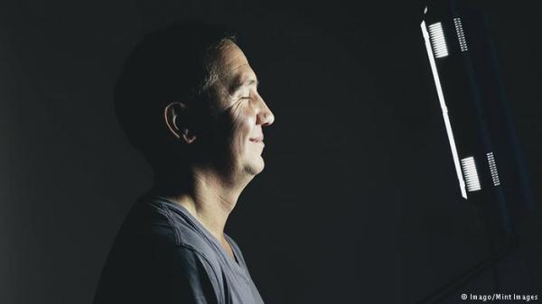 التعرض للضوء الساطع قد يزيد مستويات هرمون الذكورة