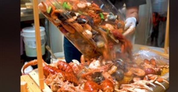 مطعم يقدم قاربا من المأكولات البحرية يحصد 11 مليون مشاهدة (فيديو)