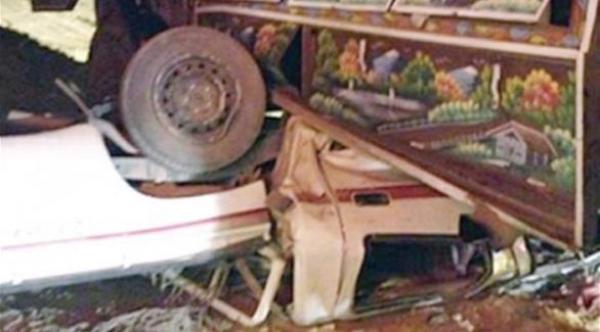 نجا من الموت بعد أن دخلت سيارته تحت صهريج