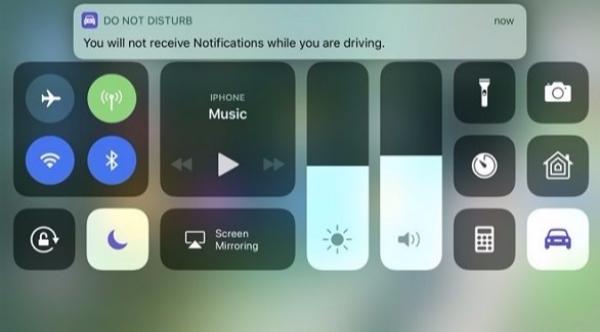 مميزات آي فون إكس داخل السيارة