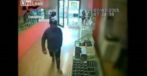 بالفيديو.. لحظة القبض على لصين حاولا سرقة متجر بالإكراه