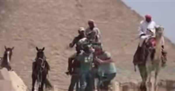 بالفيديو.. «علقة ساخنة» لـ«سائح» تبول بساحة الأهرامات