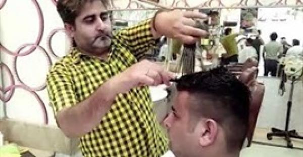 بالفيديو.. حلاق يبهر زبائنه باستخدام 15 مقصا في توقيت واحد