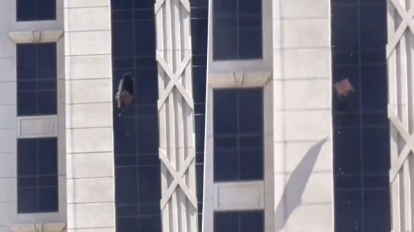 الشرطة الأمريكية تعتقل نزيل فندق غاضب رمى تلفازا وأثاثا من النافذة(فيديو)