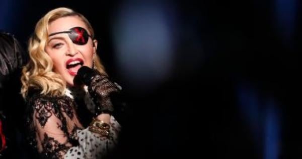 بالفيديو: مادونا تخدع المنظمين وترفع علم فلسطين في قلب تل أبيب