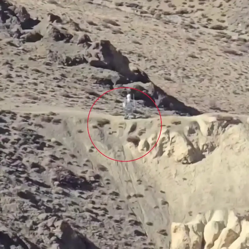 فيديو غامض لجسم يشبه الروبوت البشري على الحدود الهندية الصينية يشعل ضجة على الانترنت"