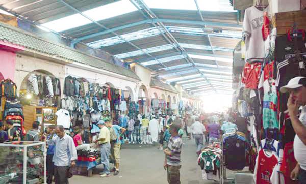 سار للبيضاويين...السماح لتجار أحد أكبر الأسواق التجارية بالدار البيضاء بفتح محلاتهم