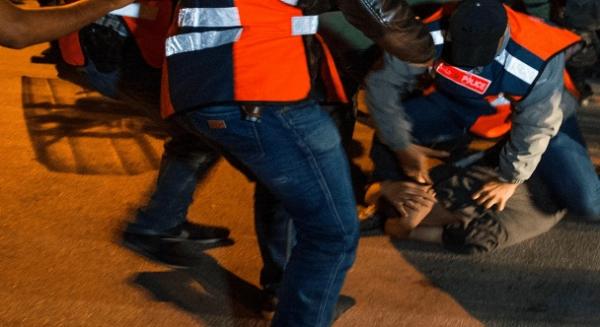 شخص في حالة غير طبيعية يضرب والده ويطعن شرطيا بالدار البيضاء والأمن يطلق النار