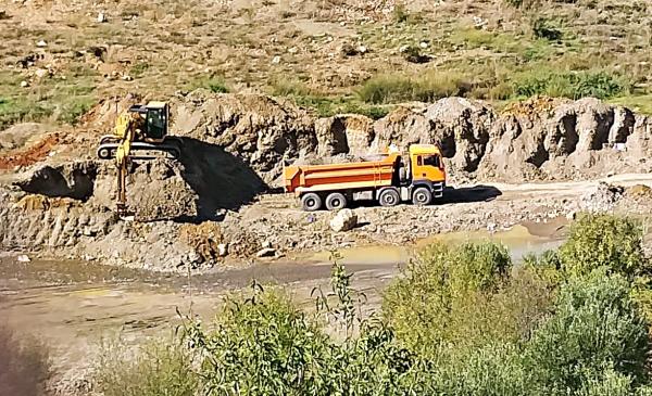 فـاجعة ..مصرع طفل بعد سقوطه بمقلع للرمال في ملكية نافذ (فيديو)