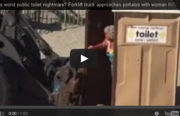 بالفيديو: جرافة ترفع مرحاضاً عمومياً أثناء وجود امرأة داخله
