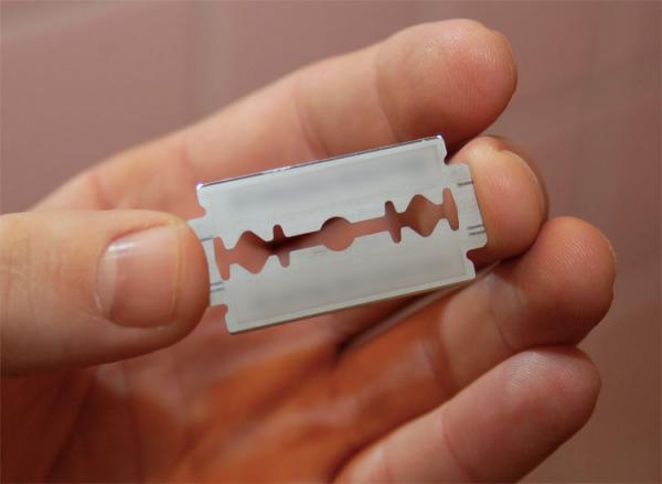 جريمة : بسبب حبيبها تمزق وجه طفلة صغيرة بشفرة حلاقة وهذا ما وقع