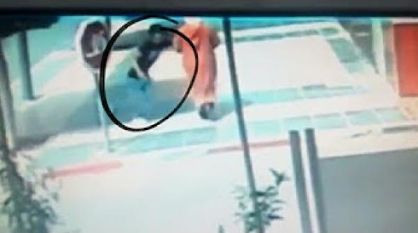 لص يسرق رجلا عجوزا في أحد شوارع تاوريرت ويفر هاربا