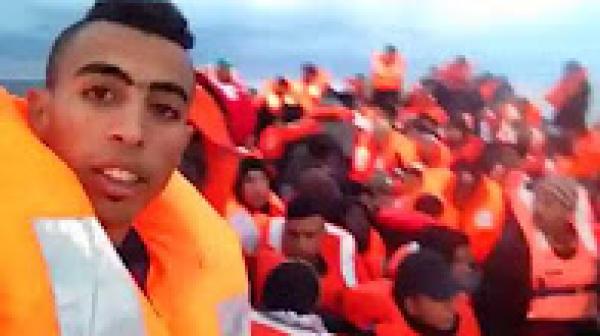 شاهد المغاربة فرحانين لحظة انقاذهم من طرف البحرية من على قارب الموت