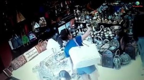 شاهد كيف سرقت خنجرا فضيا قيمته 5000 درهم من بازار بمراكش
