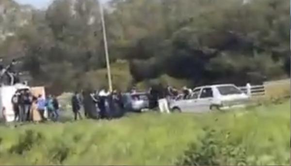 جماهير تعتدي على سيارات المواطنين في الطريق السيار