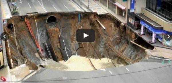 ظهور حفرة هائلة في احدى شوارع اليابان