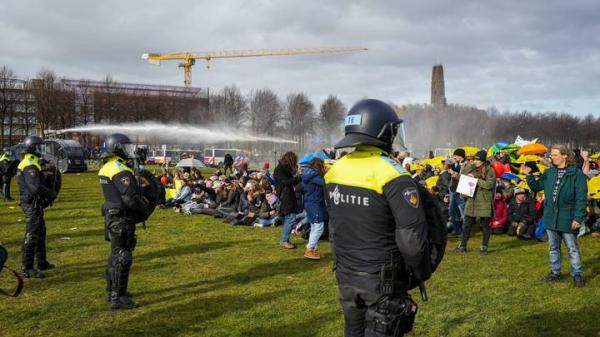 بالفيديو: الشرطة الهولندية تفرق متظاهرين بالعصي والكلاب