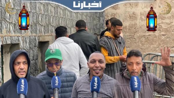 تحت الأمطار.. جماهير الرجاء تسخر من الوداديين الذين اشتكوا من غلاء تذاكر الديربي