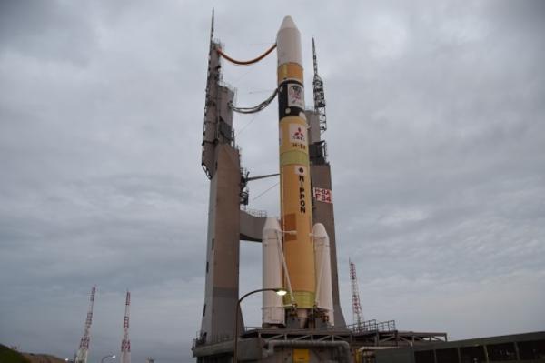 اليابان تطلق صاروخا يحمل مركبة للهبوط على سطح القمر