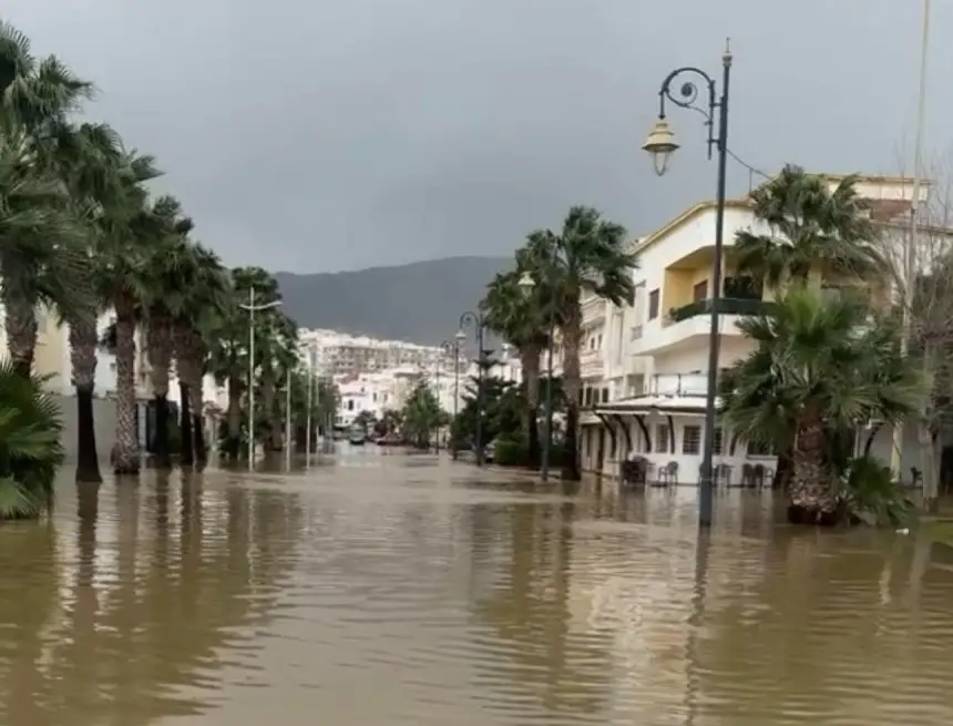 صورة صباح اليوم الأربعاء .. الأمطار تغمر مداخل حي الولاية في مدينة تطوان.