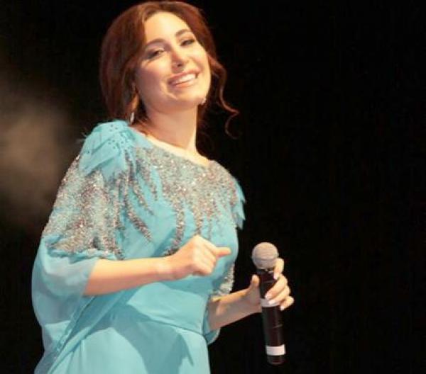 الشرطة الجزائرية تمنع المطربة يارا من التدخين أمام الملأ في رمضان