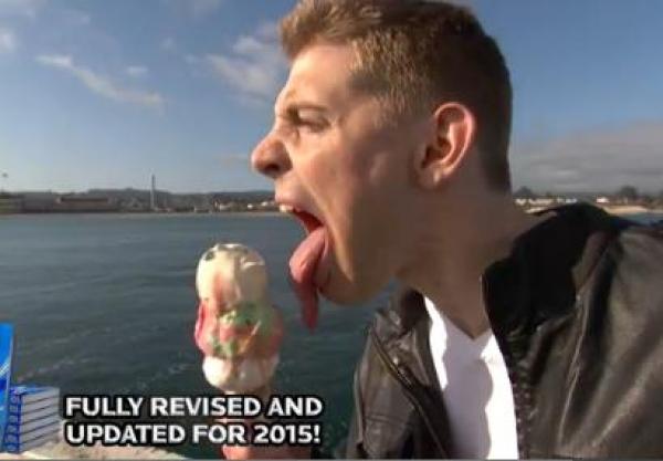 بالفيديو: شاهد صاحب أطول لسان في العالم يتناول الآيس كريم